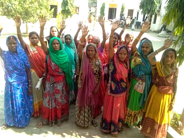 बकाया मजदूरी को लेकर खलियारी के ग्रामीण मजदूरों ने किया प्रदर्शन।