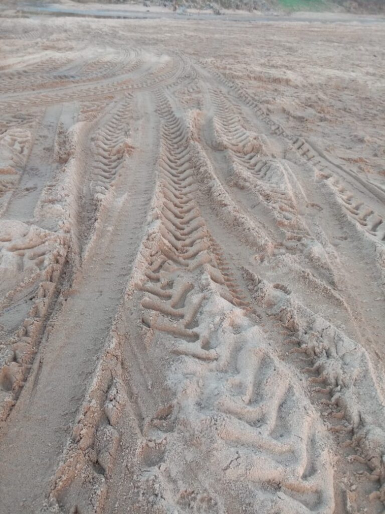 करहिया घिचोरवा के रास्ते दर्जनों टिपर से हो रहा अवैध बालू का परिवहन।