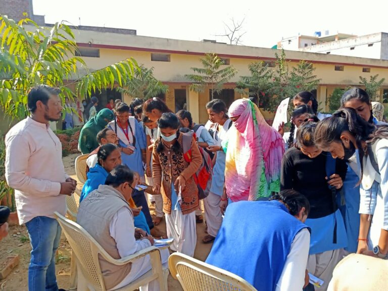 अयोध्या धाम में भव्य श्री राम मंदिर के निर्माण समर्पण राशि में आगे आई राजकीय कन्या इंटरमीडिएट कॉलेज की छात्राएं।