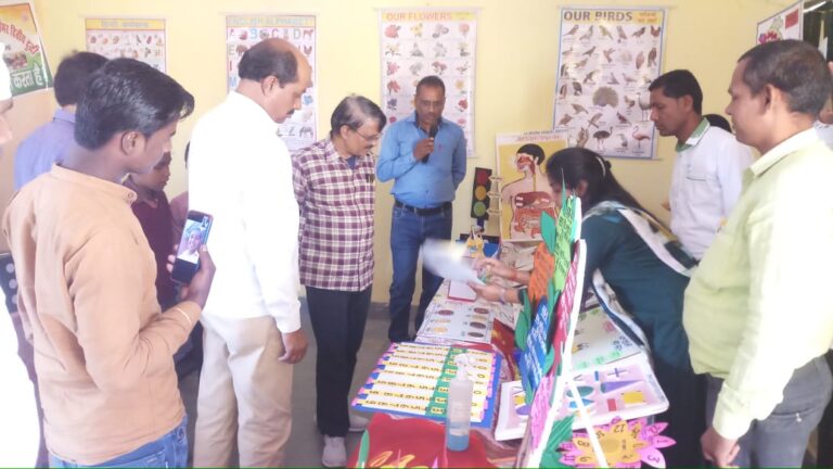 खंड शिक्षा अधिकारी दुद्धी व प्रधानाचार्य के हाथों प्रेरणा टी एल एम का शुभारंभ किया गया।