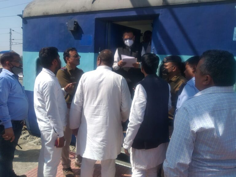 महुअरिया रेलवे स्टेशन पर त्रिवेणी एक्सप्रेस का ठहराव व अन्य समस्याओं को लेकर मंडल रेल प्रबंधक को सौंपा ज्ञापन।