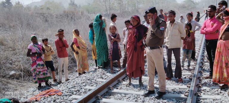 डाला-: बीते बुधवार को रेलवे ट्रक पर मिले महिला के शव का हुआ शिनाख्त।