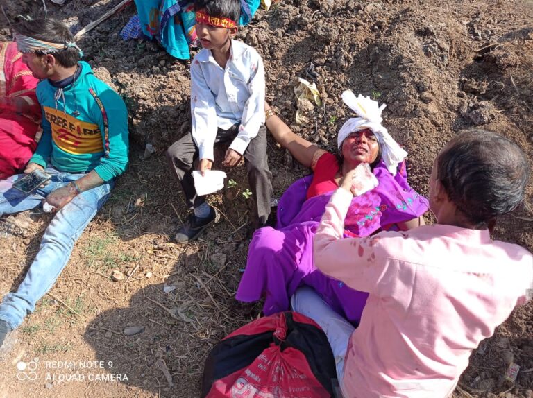 अनियंत्रित होकर मैजिक पलटी कई लोग घायल।