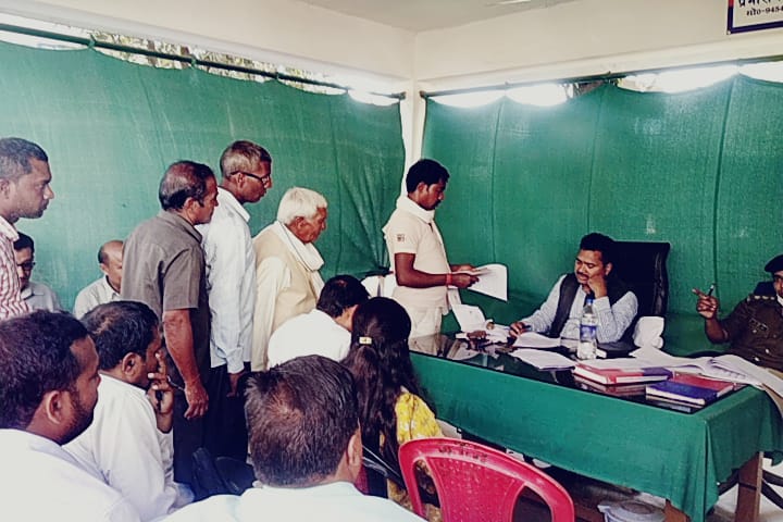 दुद्धी-:  थाना दिवस में कुल 12 शिकायतें प्रार्थना पत्र पड़े,1 का मौके पर हुआ निस्तारण।