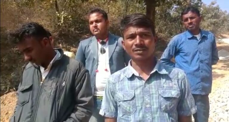 जिलाधिकारी ध्यान दें -: सड़क ,पुलिया निर्माण में अनियमितता, ग्रामीणों ने रोका कार्य, बिना बुनियाद के बना दी पुलिया।