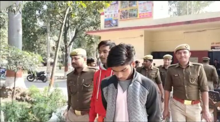 मोबाइल झपट्टा मारकर लूटने वाले दो युवकों को पुलिस ने किया गिरफ्तार।