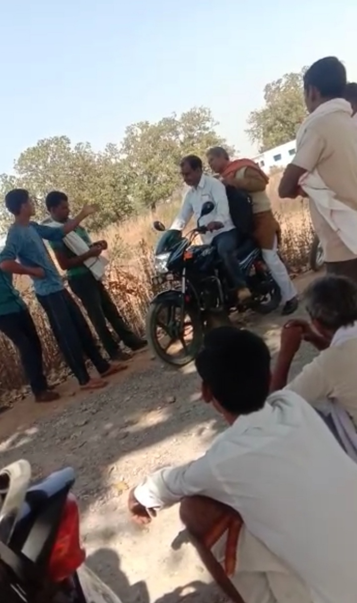 Sonbhadra News: मजदूरी कर घर जा रहे व्यक्ति को अपाचे बाइक ने मारी टक्कर रेफर