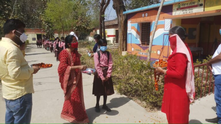 बुटबेढ़वा में कंपोजिट विद्यालय कन्या उच्च प्राथमिक विद्यालय व इंग्लिश मीडियम प्राथमिक विद्यालय में कोविड 19 गाइडलाइंस दृष्टिगत पढ़ाई हुई शुरू।