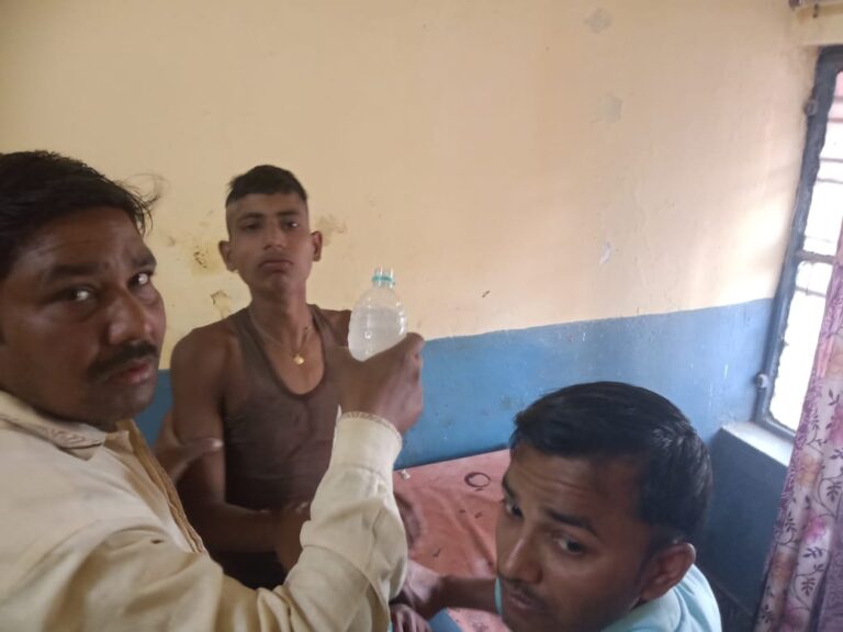 कीटनाशक का सेवन करने से युवक अचेत सामुदायिक स्वास्थ्य केंद्र दुद्धी लाया गया।