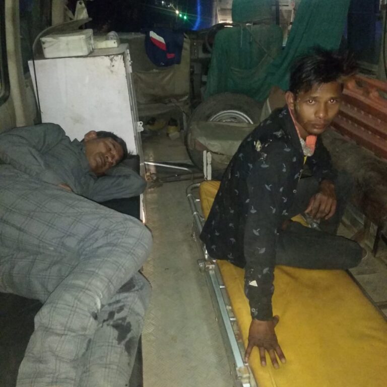 मोटरसाइकिल और मैजिक में टक्कर बाइकसवार दो घायल।