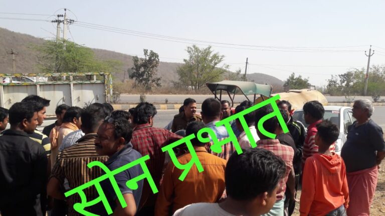 डाला चढ़ाई पर पिकप और बाइक सवार में टक्कर, छोटा मैजिक भी पलटा।