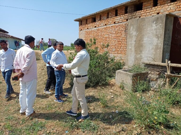 फुलवार के ग्रामीणों ने 80% शौचालय अपूर्ण होने की शिकायत डीएम से किया।