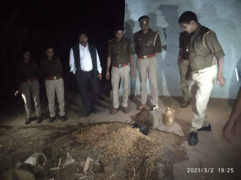 उप जिलाधिकारी दुद्धी के नेतृत्व में अवैध शराब के विरुद्ध पुलिस प्रशासन का अभियान।