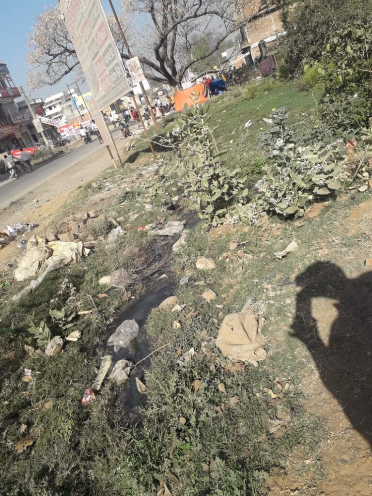 दुर्दशा – नगर पंचायत अध्यक्ष एवं अधिशासी अधिकारी से गुहार के बाद भी नहीं हो रहा नाली सफाई, परेशान व्यक्ति तहसील दिवस पहुंचा l