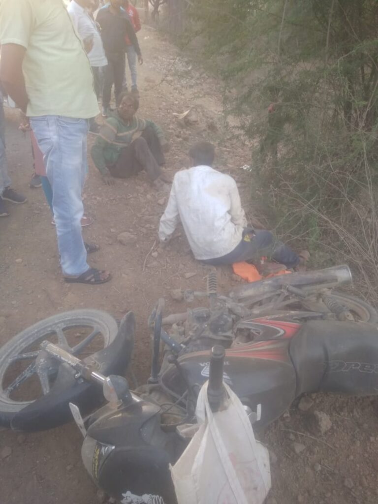 फुलवार निवासी उदय कनौजिया व छट्ठू गुप्ता को बोलेरो ने मारा धक्का घायल।