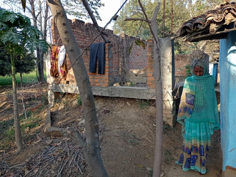 प्रधानमंत्री आवास का पैसा गया दूसरे के खाते में, बार बार वी0डी0ओ0 के दबाव के कारण सदमें से लाभार्थी का हुआ था मौत।