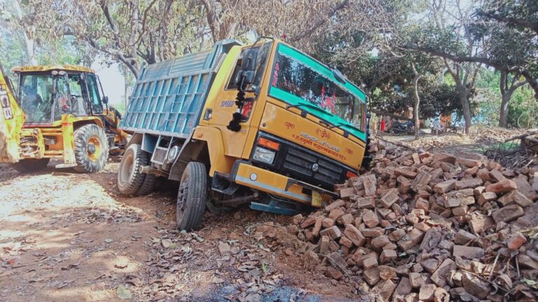 हाय रे बालू-: अनियंत्रित बालू लदे ट्रिपर ने 10 वर्षीय बच्ची को मारी टक्कर स्थिति गंभीर, ट्रामा सेंटर रेफर।
