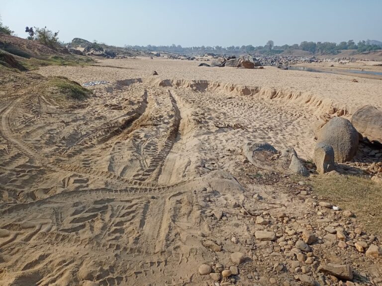 अवैध बालू उत्खनन-: एक तरफ जांच नही हो पा रहा पूरा,वही दूसरे तरफ ताबड़तोड़ खनन शुरू।