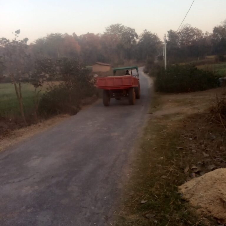 दादागिरी-: महुली रेलवे पैचिंग प्लांट पर ट्रैक्टर से अवैध बालू गिराए जाने का विरोध कर रहे युवकों को 112 पुलिस से पकड़वा कर रात भर किया खनन।