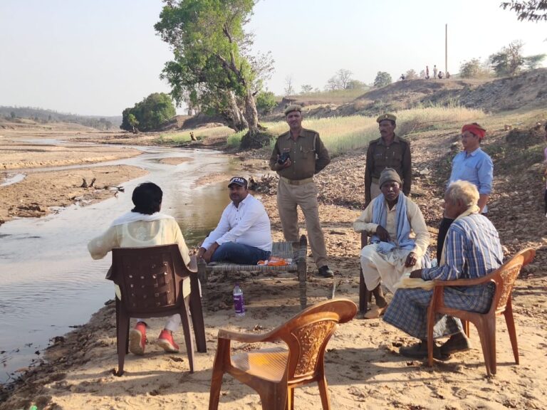 उप जिलाधिकारी दुद्धी रमेश कुमार ने अवैध उत्खनन को लेकर चारपाई पर बैठ गांव वालों से चर्चा की।