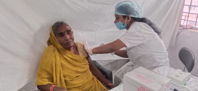 स्वास्थ्य-: प्राथमिक स्वास्थ्य केंद्र गुरमुरा में अंतर्राष्ट्रीय महिला दिवस पर कोविड 19 का टीकाकरण किया गया।