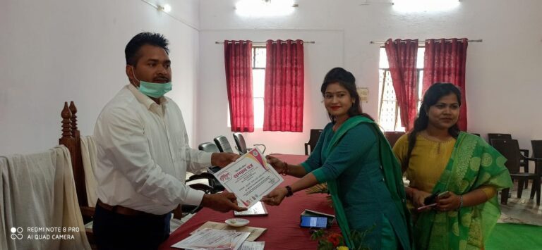 समाज मे उत्कृष्ट योगदान देने वाली महिलाओं को दिया प्रशस्ति पत्र।