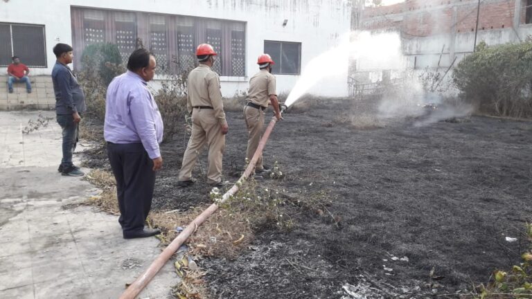 रेनुकूट -: V Mart (वी मॉर्ट) के पास रिहायशी मकान में लगी आग,मौके पर पहुँच हिन्डाल्को दमकल कर्मियों ने आग पर पाया काबू।