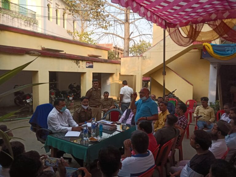 पीस कमेटी की बैठक-: उप जिलाअधिकारी रमेश कुमार एवं पुलिस क्षेत्राधिकारी राम आशीष यादव ने शिवरात्रि त्योहार शांति पूर्ण ढंग से मनाने का दिया दिशानिर्देश।