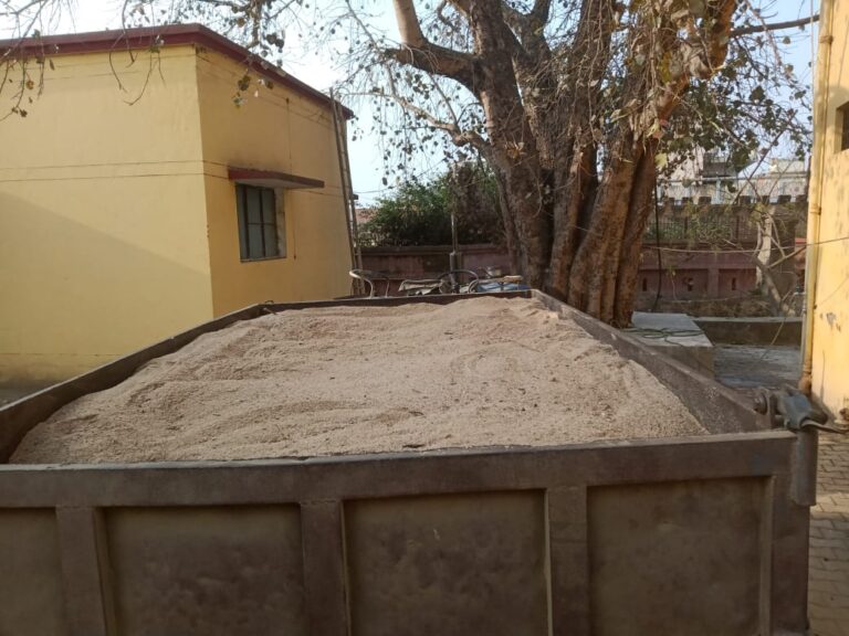 ठेमा नदी से अवैध बालू उत्खनन कर रहे ट्रैक्टर को उप जिलाधिकारी द्वारा गठित राजस्व टीम ने पकड़ा।