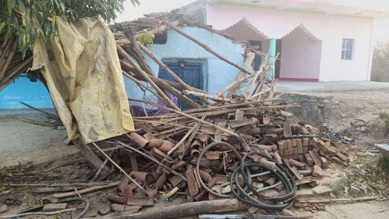 कुदरी -: बालू लेने जा रहा ट्रक अनियंत्रित होकर मड़ई में घुसा, एक घायल।