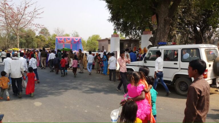 महाशिवरात्रि के पर्व पर शिवमन्दिर रेघड़ा पर लगा रहा भक्तो का तांता।