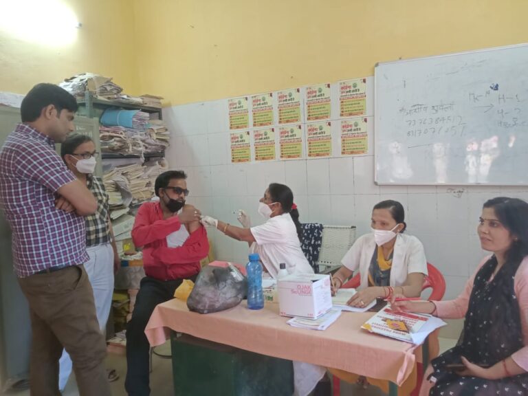 सामुदायिक स्वास्थ्य केंद्र दुद्धी में दर्जनों को लगा कोविड 19- का टीका।