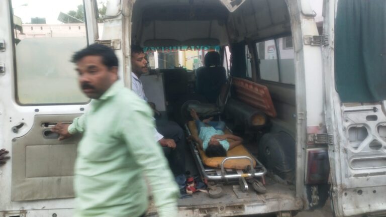 जोरुखाड़ गांव में बस की टक्कर से पिता, पुत्र व पुत्री हुए घायल।