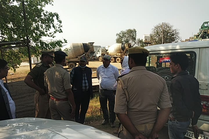 डीएम के निर्देश पर संयुक्त टीम ने महुअरिया स्थित बैचिंग प्लांट की किया जांच।