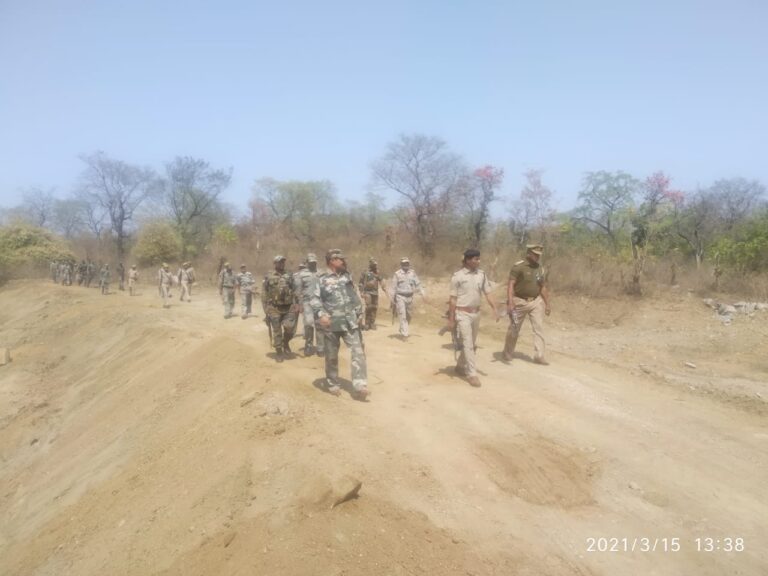 पुलिस क्षेत्राधिकारी के नेतृत्व में झारखंड के सीमावर्ती गाँव में हुई कॉम्बिंग।