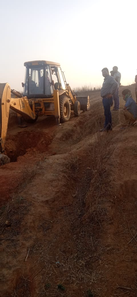 वाह – अवैध उत्खनन के मद्देनजर ग्राम शाहपुर में राजस्व टीम ने सुरक्षा खाई खुदवाई।