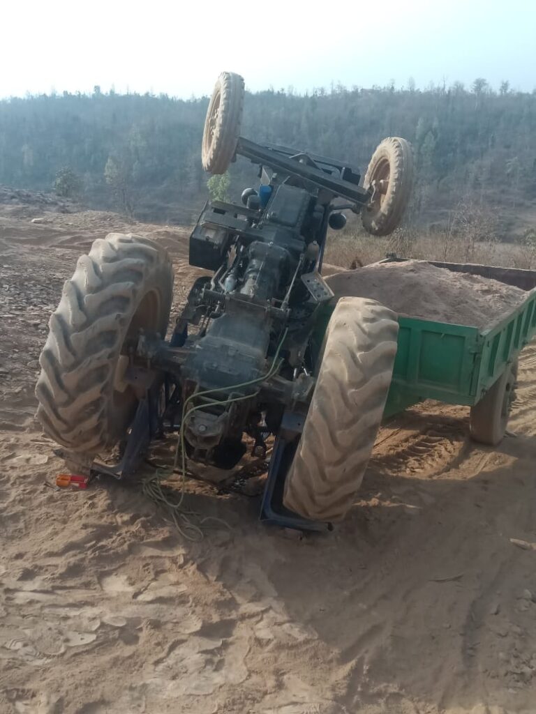 औराडंडी करहिया में अवैध बालू लदा ट्रैक्टर पलटा बड़ा हताहत टला।