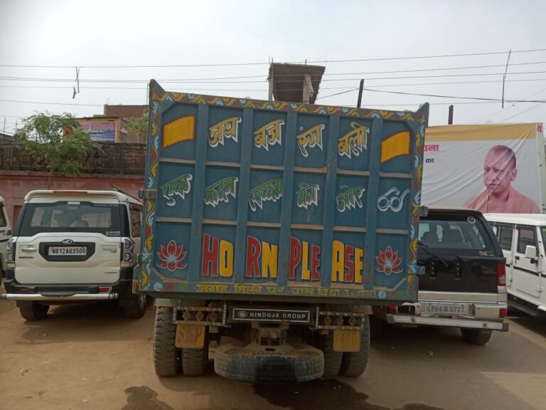 प्रभावी कार्यवाही से हड़कंप -: एसडीएम दुद्धी रमेश कुमार ने अवैध परमिट बालू लदी ट्रीपर को पकड़ा।