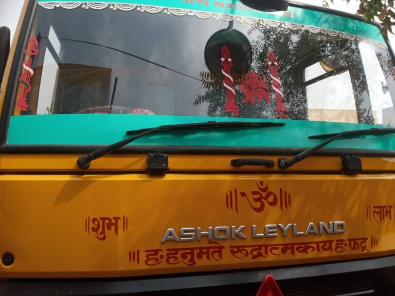 उपजिलाधिकारी दुद्धी द्वारा आठ ओवरलोड वाहनों को सीज की कार्यवाही।