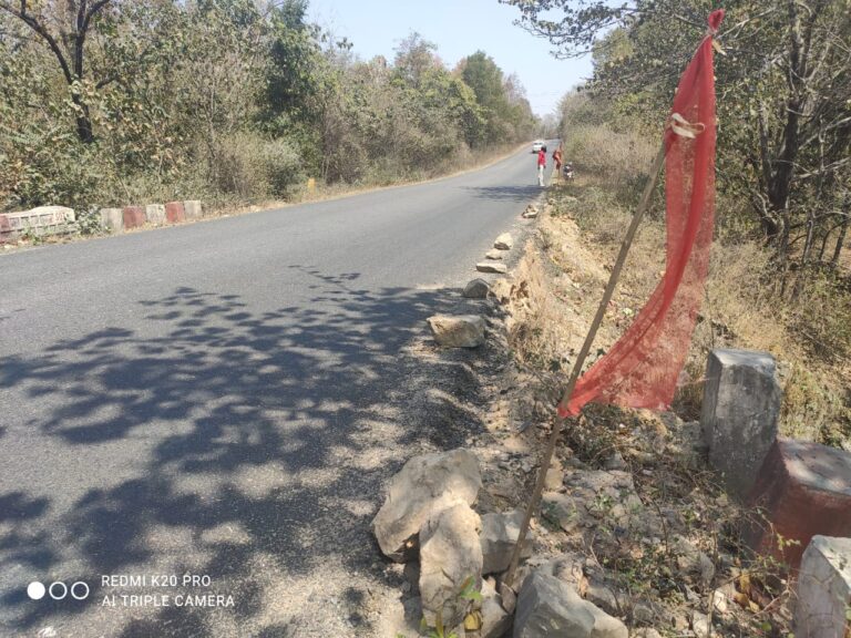 लोकनिर्माण विभाग की उदासीनता के कारण हाथीनाला – रेनुकूट की सड़कें सिकुड़ती जा रही, दुर्घटनायें लगातार।