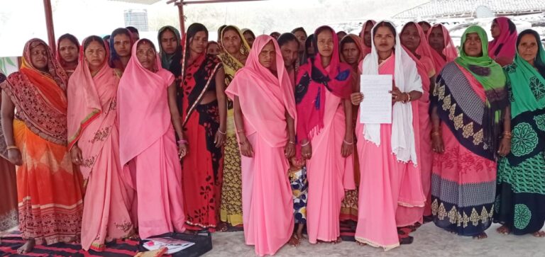 क्रशर प्लांट से उड़ने वाले धूल और सांस लेने में तकलीफ पर महिलाओं ने आंदोलन करने की ठानी।