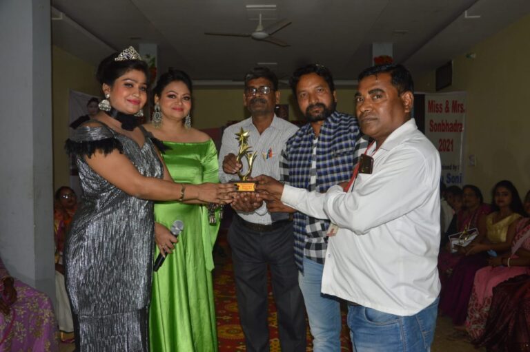 स्वतंत्र पत्रकार समिति दुद्धी के अध्यक्ष जितेंद्र चंद्रवंशी एवं संरक्षक सेराज खान को मिस एंड मिसेज के कार्यक्रम में इंटरनेशनल होटल में शील्ड देकर किया गया सम्मान।