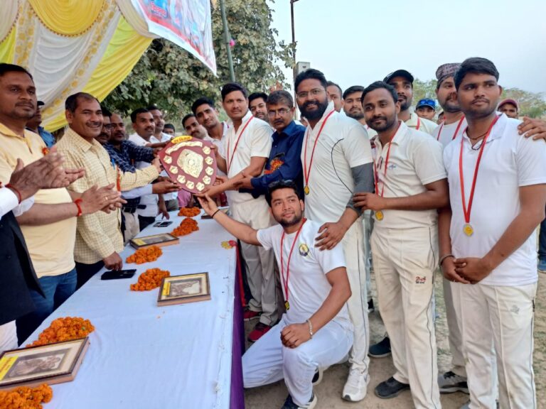 मण्डल स्तरीय क्रिकेट प्रतियोगिता में सोनभद्र के शिक्षक उप विजेता तथा भदोही विजेता रहा।