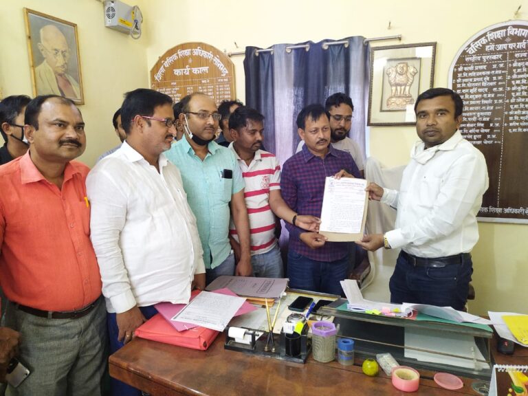 प्राथमिक शिक्षक संघ व अटेवा ने शिक्षकों,अनुचरों/शिक्षामित्रों,अनुदेशकों के वेतन/ मानदेय हेतु ज्ञापन दिया।