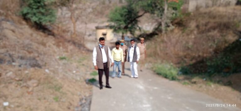 खबर का असर-: नगर पंचायत दुद्धी द्वारा गंदा पानी सप्लाई की पड़ताल करने पहुंचे उपजिलाधिकारी।