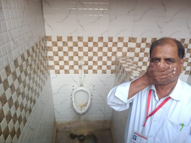 स्वच्छ भारत मिशन बना मजाक मुंसिफ कोर्ट का शौचालय गंदगी से पटा।