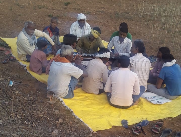 आदिवासियों ने बैरखड़ गांव में पांच दिन पहले ही मनाई होली का त्यौहार।