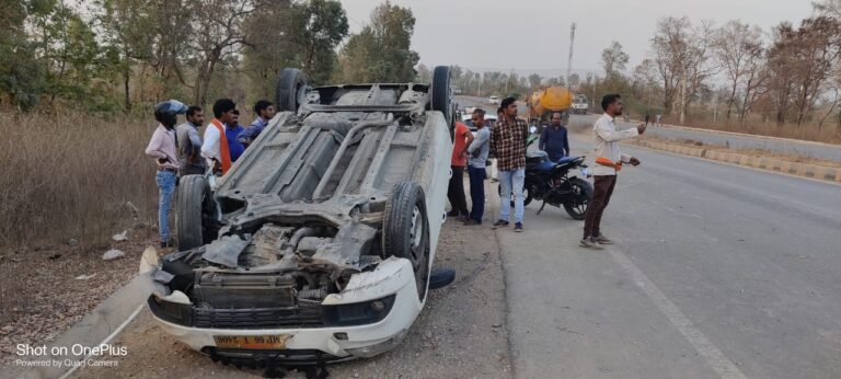 हाईवा ने मारी कार को पीछे से टक्कर कार पलटी बाइक सवार घायल।