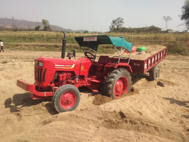 अवैध खनन करके बालू लोड कर रहे एक ट्रैक्टर मय ट्राली को धर दबोचा, कार्यवाही।