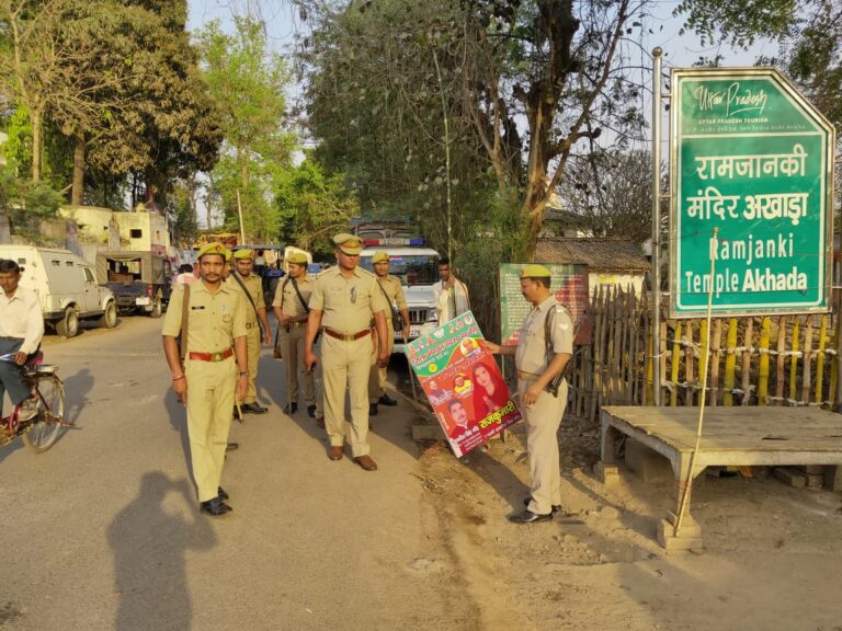 पंचायत चुनाव -: आचार संहिता के अनुपालन हेतु पुलिस सक्रिय, उतारे बैनर-पोस्टर।